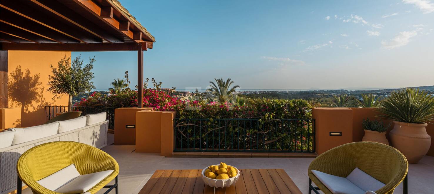 Stunning 4-bedroom apartment with panoramic sea views in La Cerquilla, Nueva Andalucía