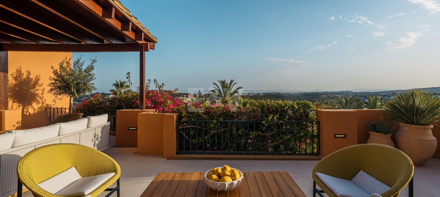 Stunning 4-bedroom apartment with panoramic sea views in La Cerquilla, Nueva Andalucía