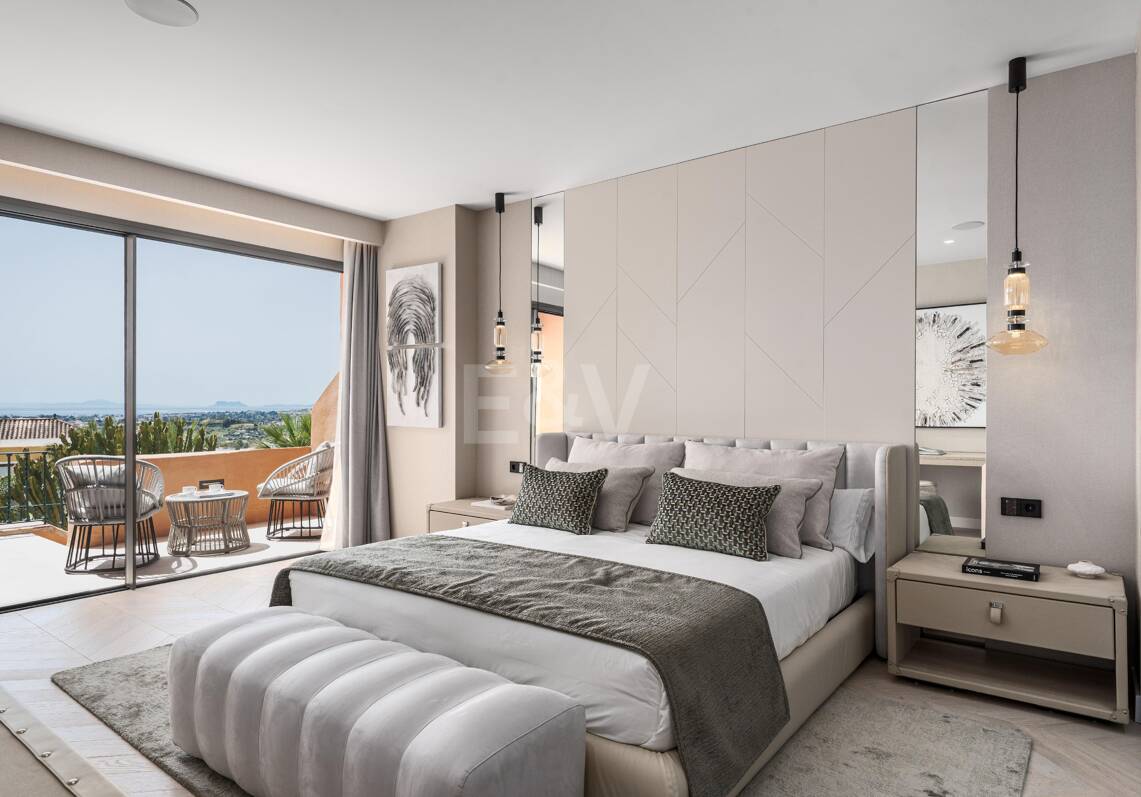 Stunning 4-bedroom apartment with panoramic sea views in La Cerquilla, Nueva Andalucía