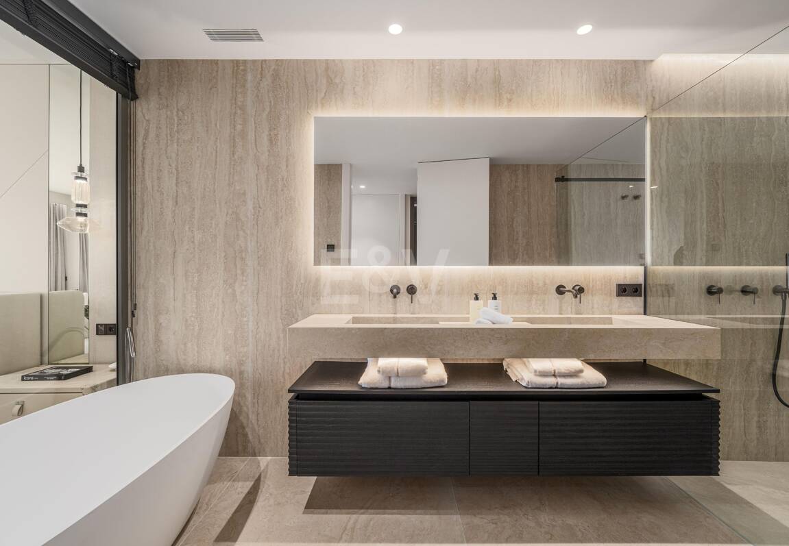 Impresionante apartamento de 4 habitaciones con vistas panorámicas al mar en La Cerquilla, Nueva Andalucía