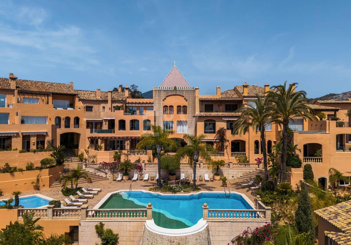 Stunning 4-bedroom apartment with panoramic sea views in La Cerquilla, Nueva Andalucía