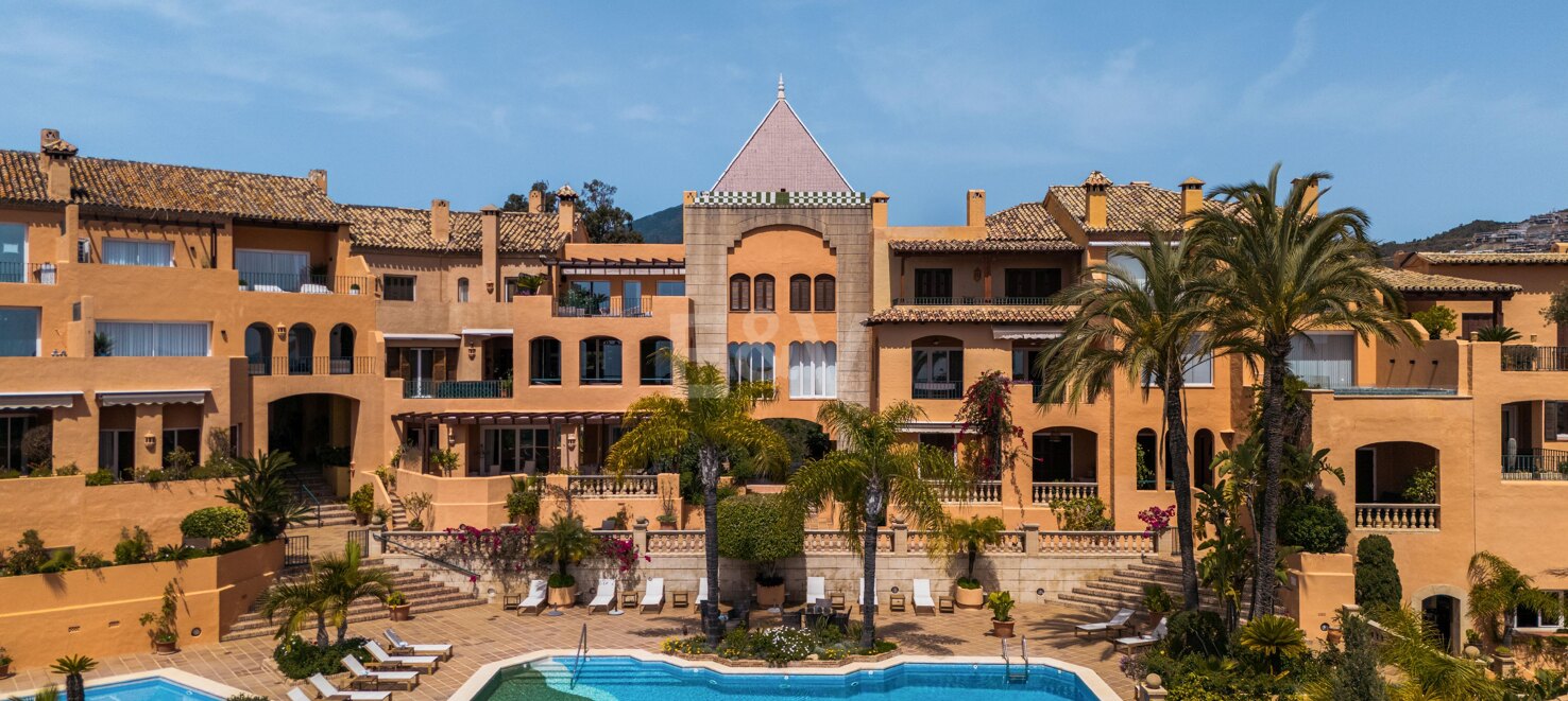 Stunning 4-bedroom apartment with panoramic sea views in La Cerquilla, Nueva Andalucía