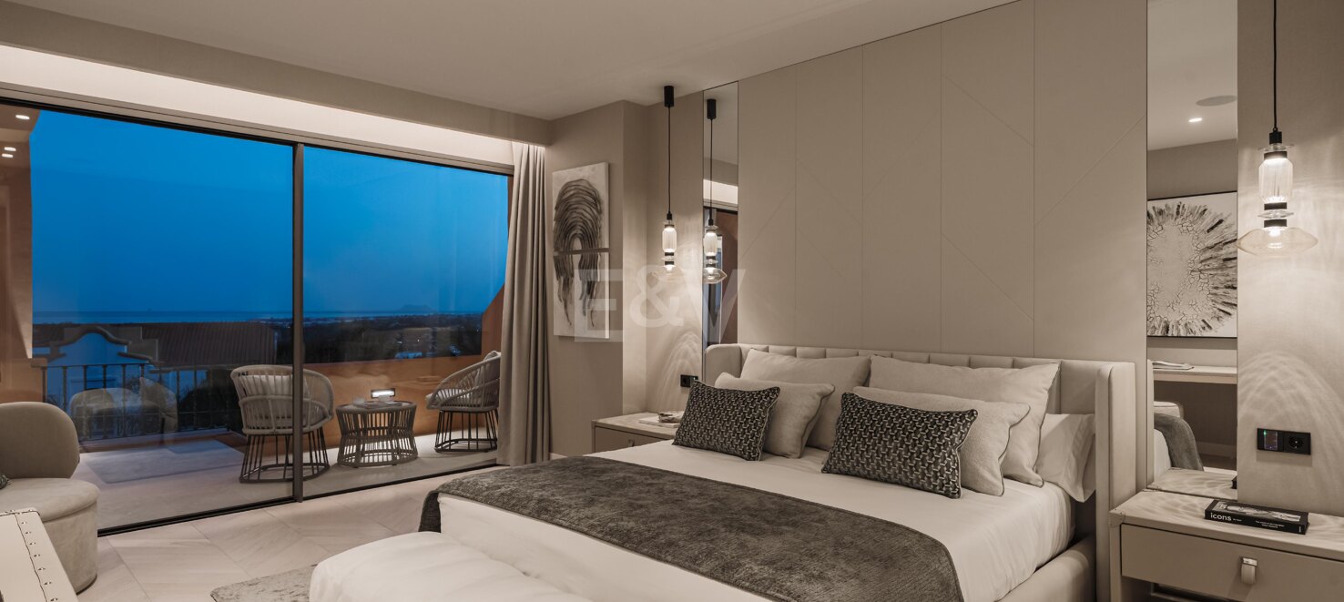 Stunning 4-bedroom apartment with panoramic sea views in La Cerquilla, Nueva Andalucía