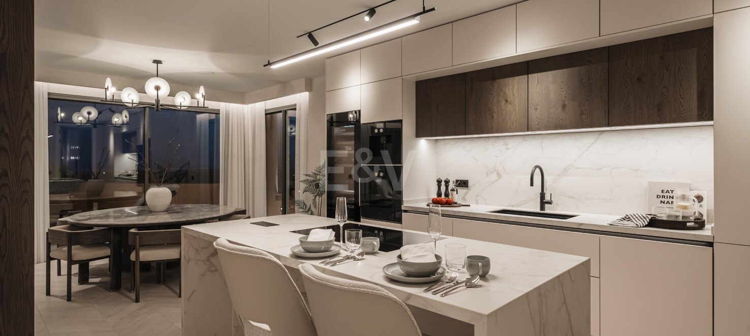 Stunning 4-bedroom apartment with panoramic sea views in La Cerquilla, Nueva Andalucía
