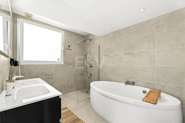 Villa moderna junto a la playa a 150 m del mar con excepcionales espacios exteriores en Marbesa