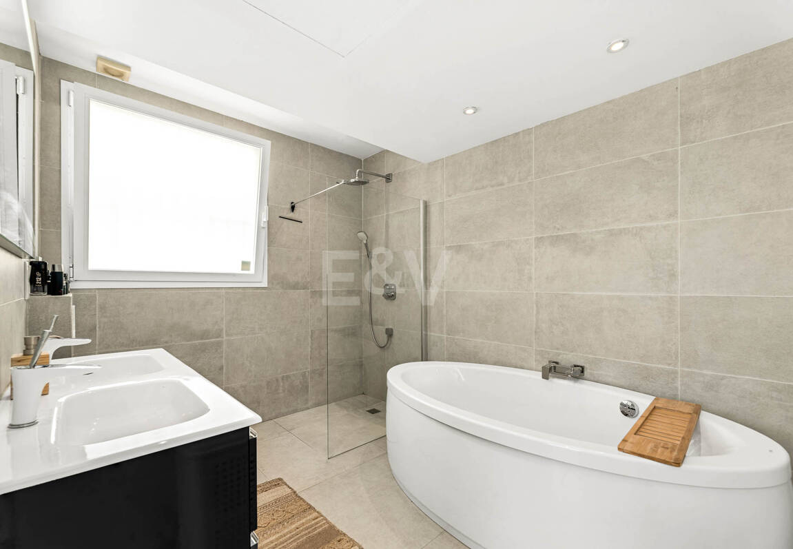 Villa moderna junto a la playa a 150 m del mar con excepcionales espacios exteriores en Marbesa