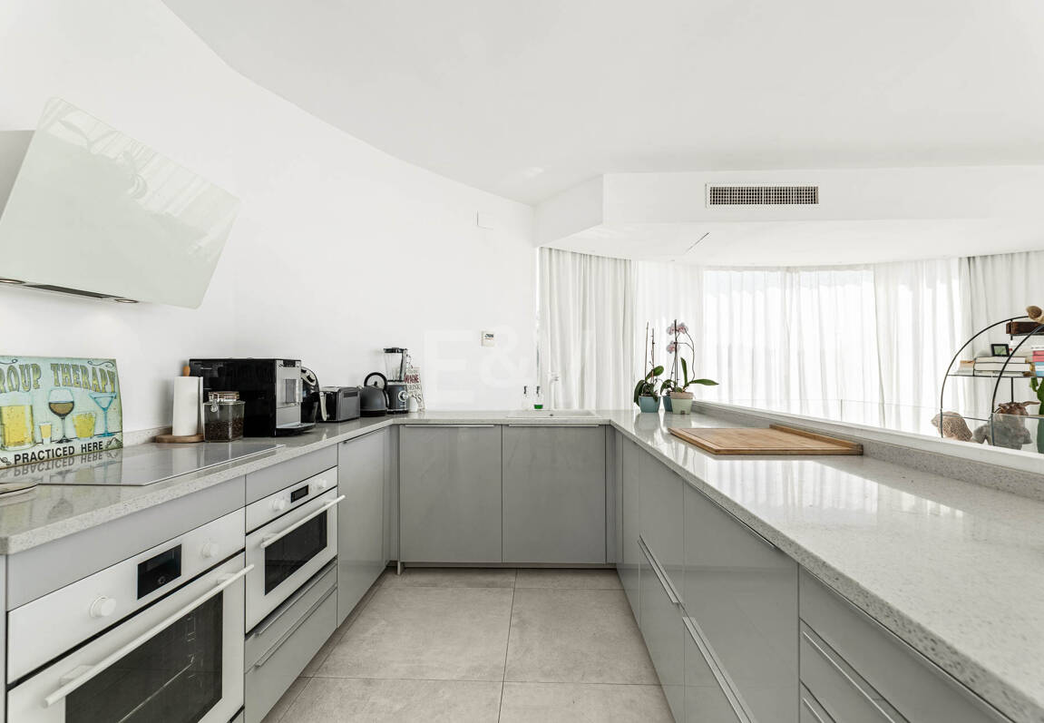 Villa moderna junto a la playa a 150 m del mar con excepcionales espacios exteriores en Marbesa