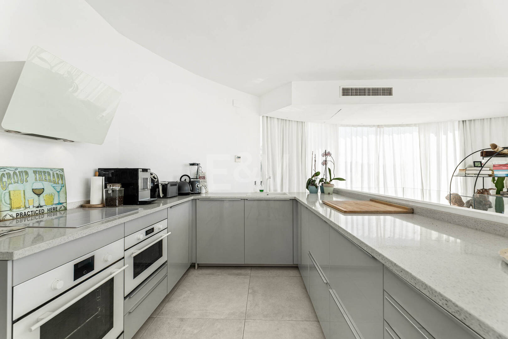 Villa moderna junto a la playa a 150 m del mar con excepcionales espacios exteriores en Marbesa