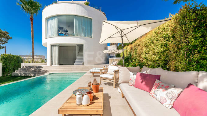 Moderne Strandvilla 150 m vom Meer entfernt mit außergewöhnlichen Außenwohnräumen in Marbesa