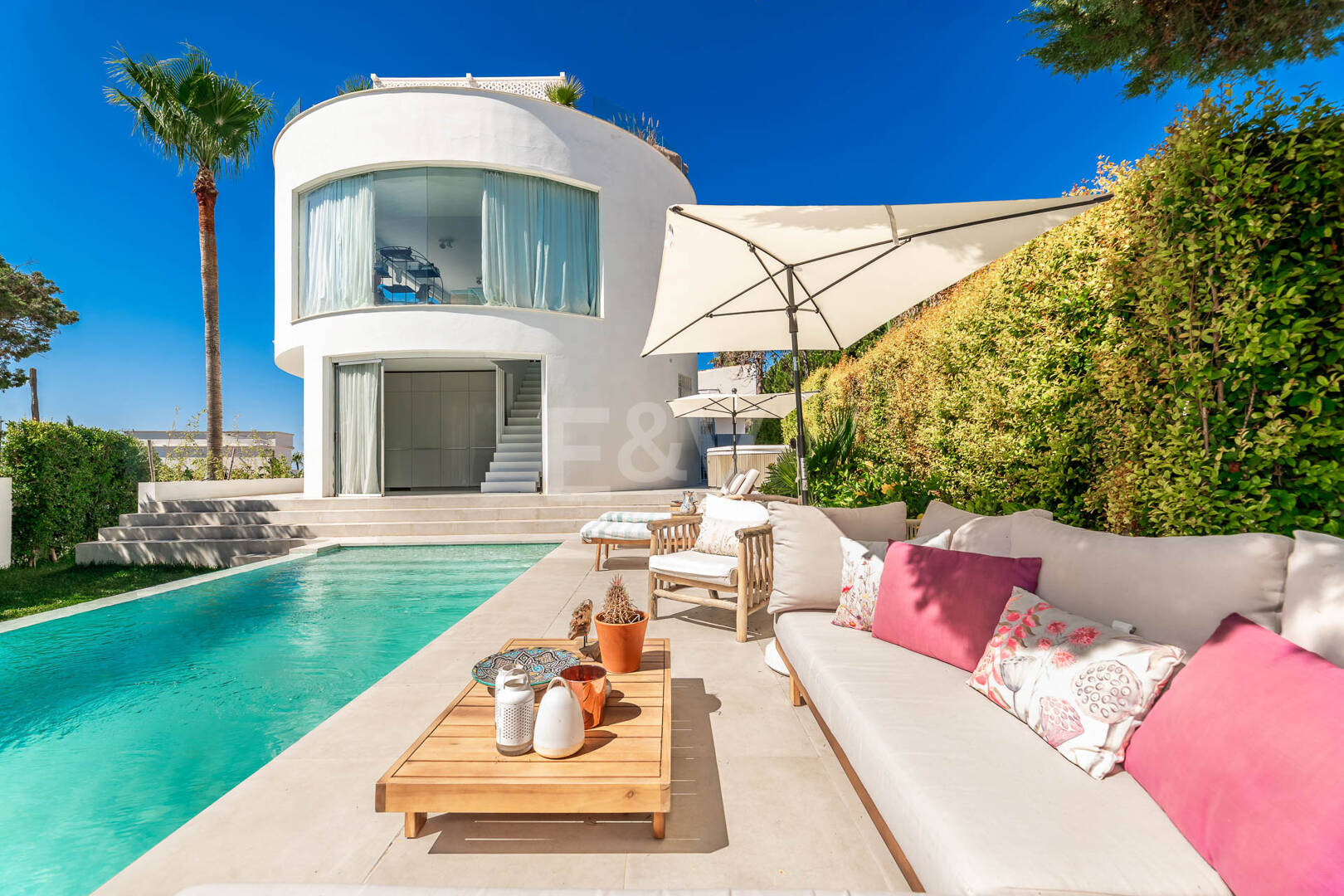 Villa moderna junto a la playa a 150 m del mar con excepcionales espacios exteriores en Marbesa