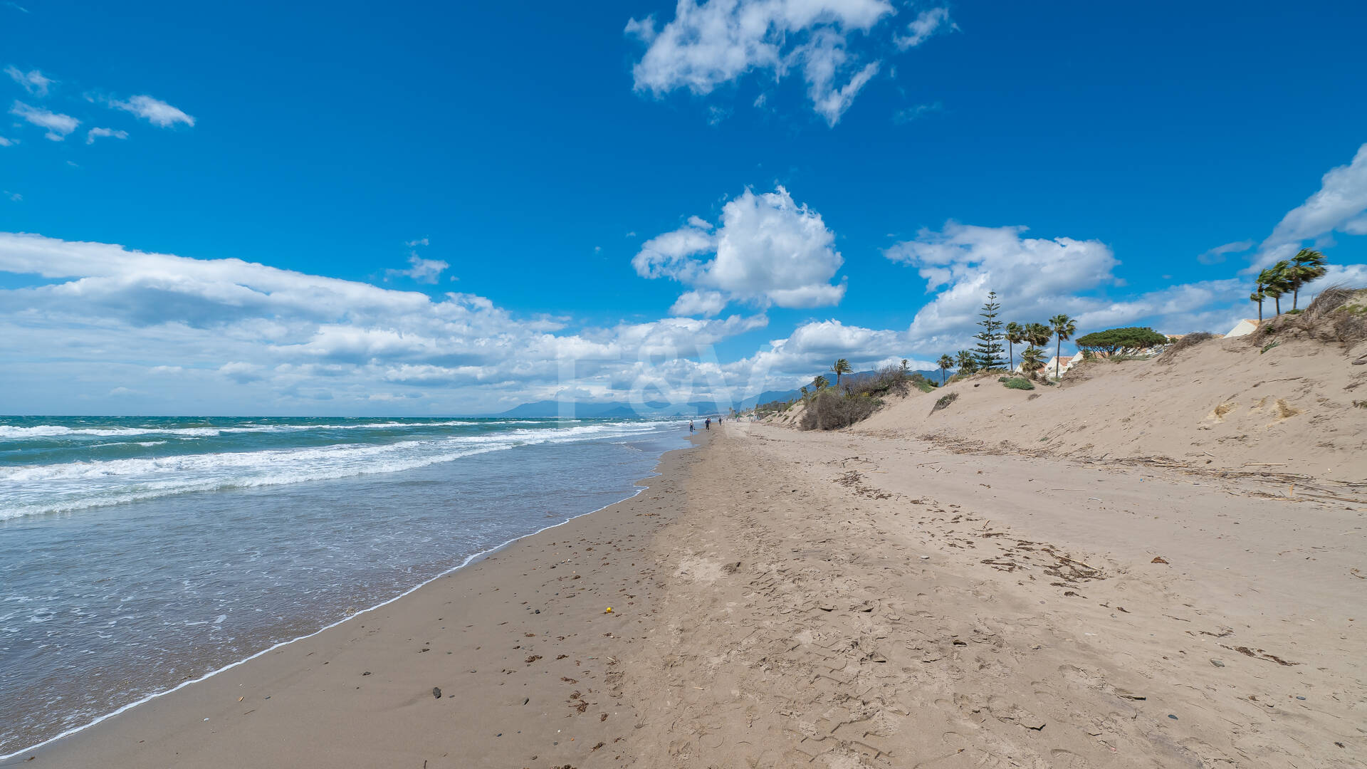 Villa moderna junto a la playa a 150 m del mar con excepcionales espacios exteriores en Marbesa