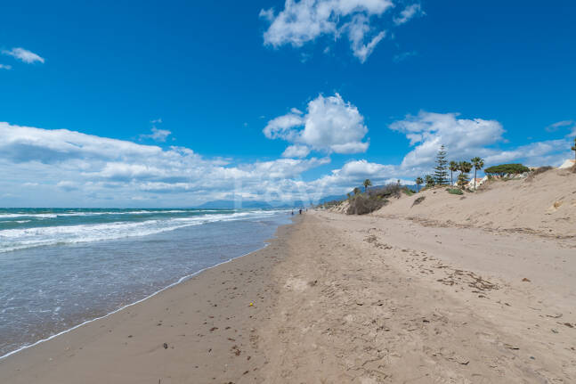 Villa moderna junto a la playa a 150 m del mar con excepcionales espacios exteriores en Marbesa