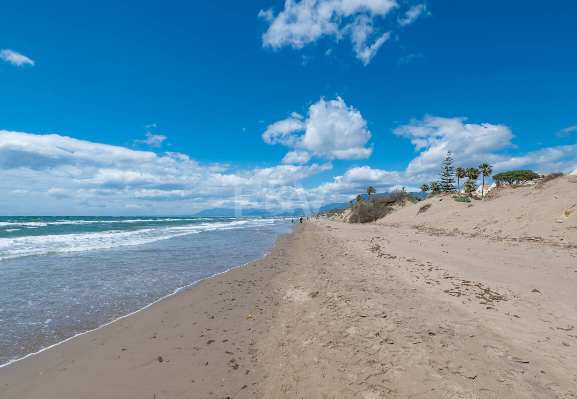 Villa moderna junto a la playa a 150 m del mar con excepcionales espacios exteriores en Marbesa