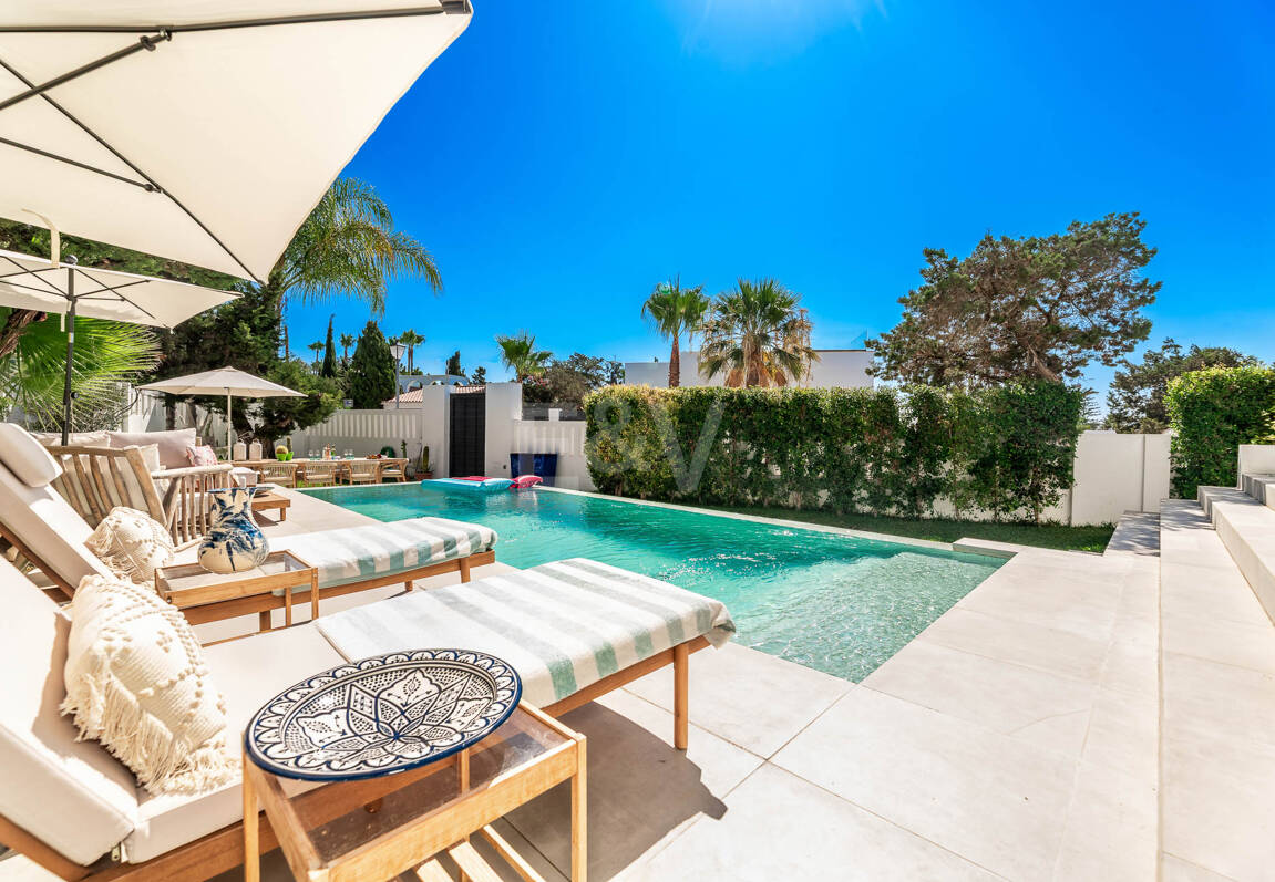 Villa moderna junto a la playa a 150 m del mar con excepcionales espacios exteriores en Marbesa