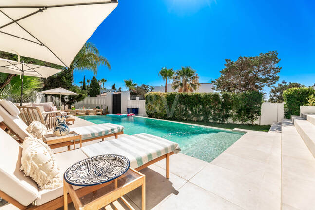 Villa moderna junto a la playa a 150 m del mar con excepcionales espacios exteriores en Marbesa