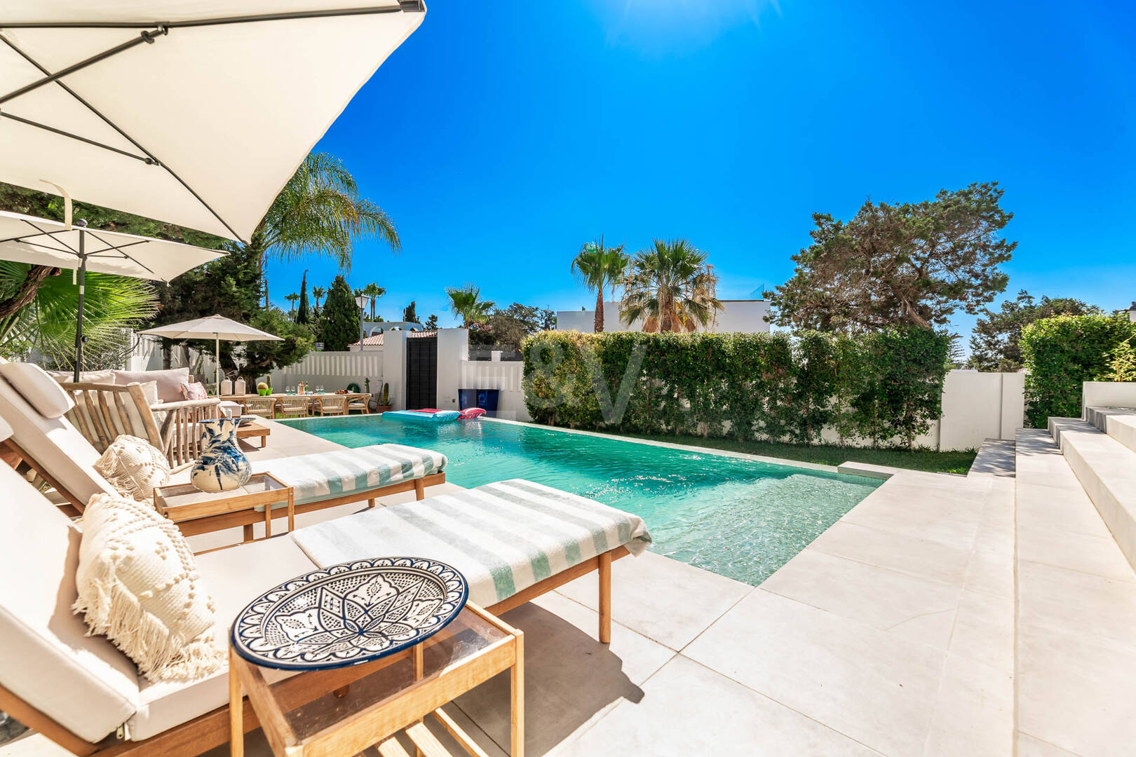 Villa moderna junto a la playa a 150 m del mar con excepcionales espacios exteriores en Marbesa