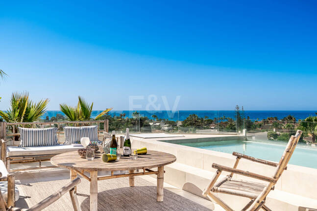 Villa moderna junto a la playa a 150 m del mar con excepcionales espacios exteriores en Marbesa