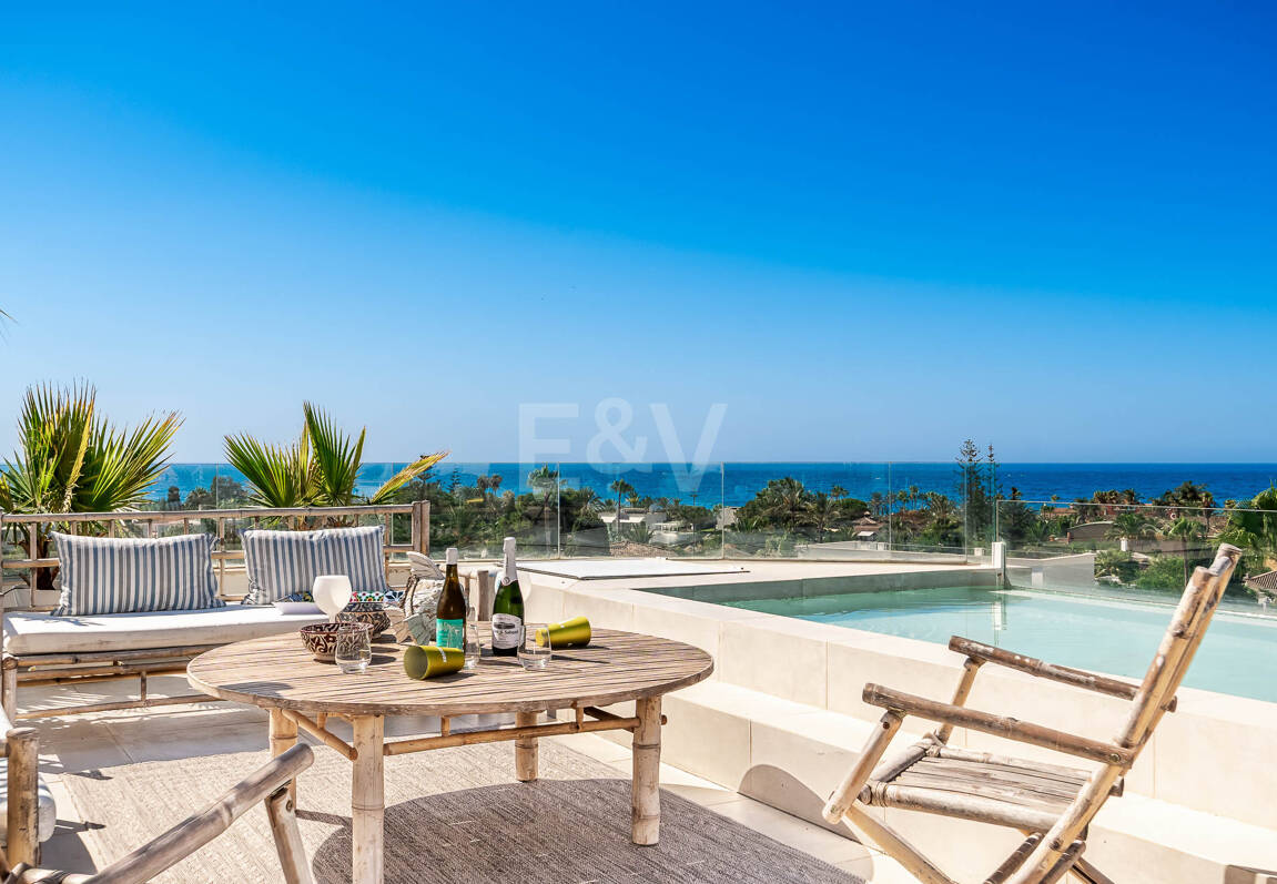 Villa moderna junto a la playa a 150 m del mar con excepcionales espacios exteriores en Marbesa
