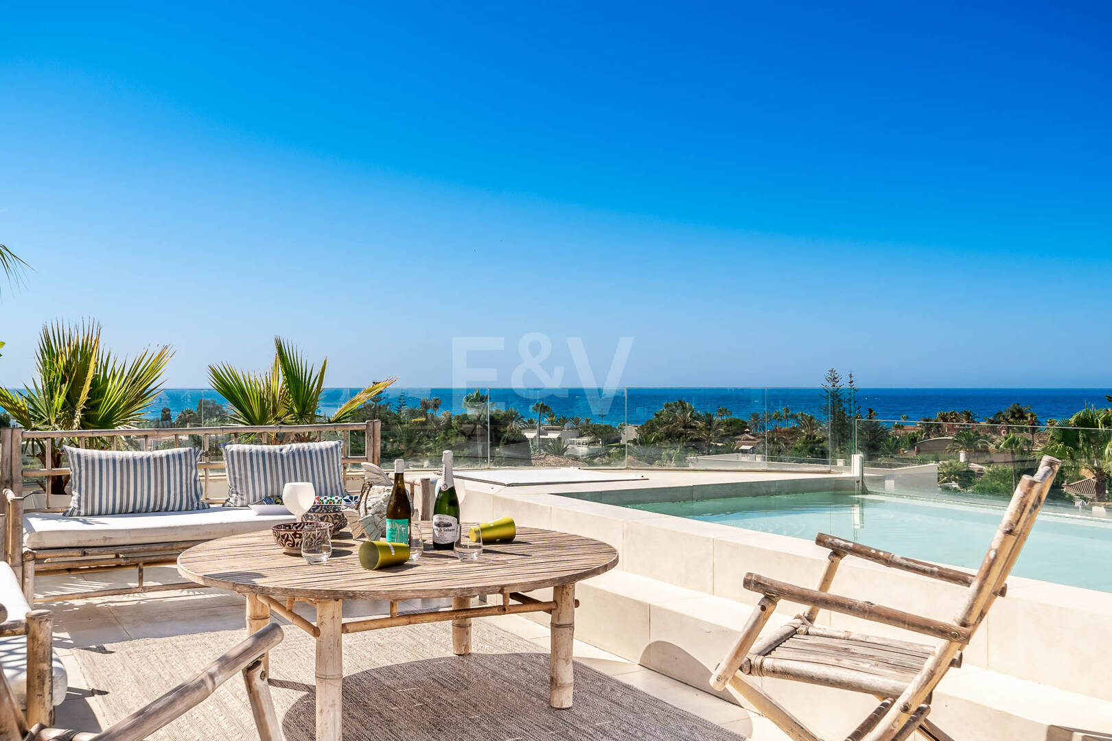 Villa moderna junto a la playa a 150 m del mar con excepcionales espacios exteriores en Marbesa