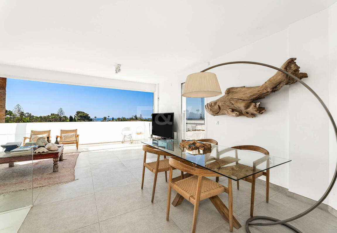 Villa moderna junto a la playa a 150 m del mar con excepcionales espacios exteriores en Marbesa