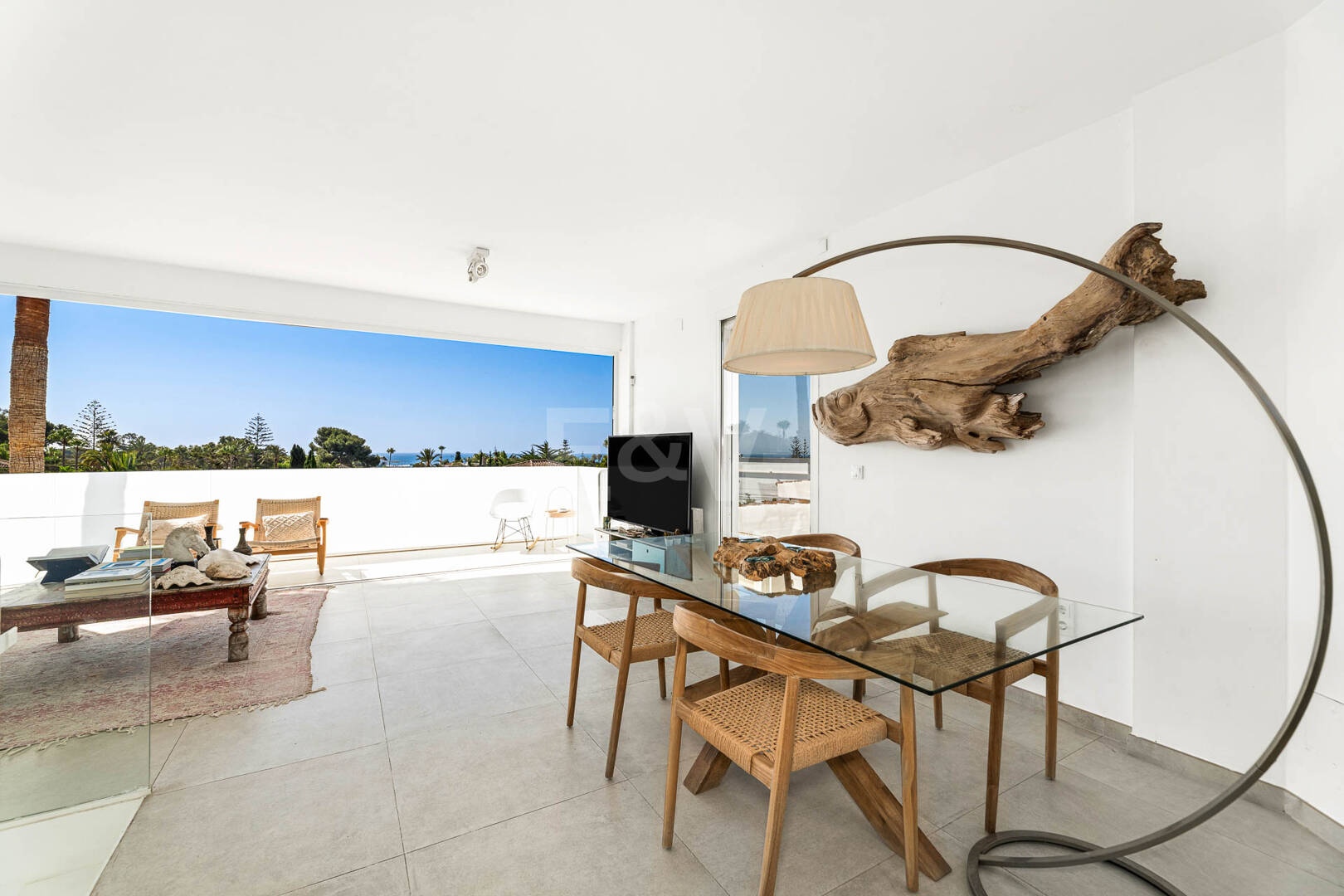 Villa moderna junto a la playa a 150 m del mar con excepcionales espacios exteriores en Marbesa