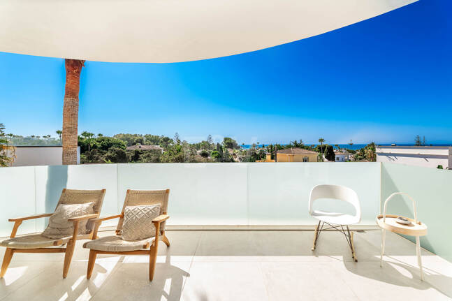 Villa moderna junto a la playa a 150 m del mar con excepcionales espacios exteriores en Marbesa