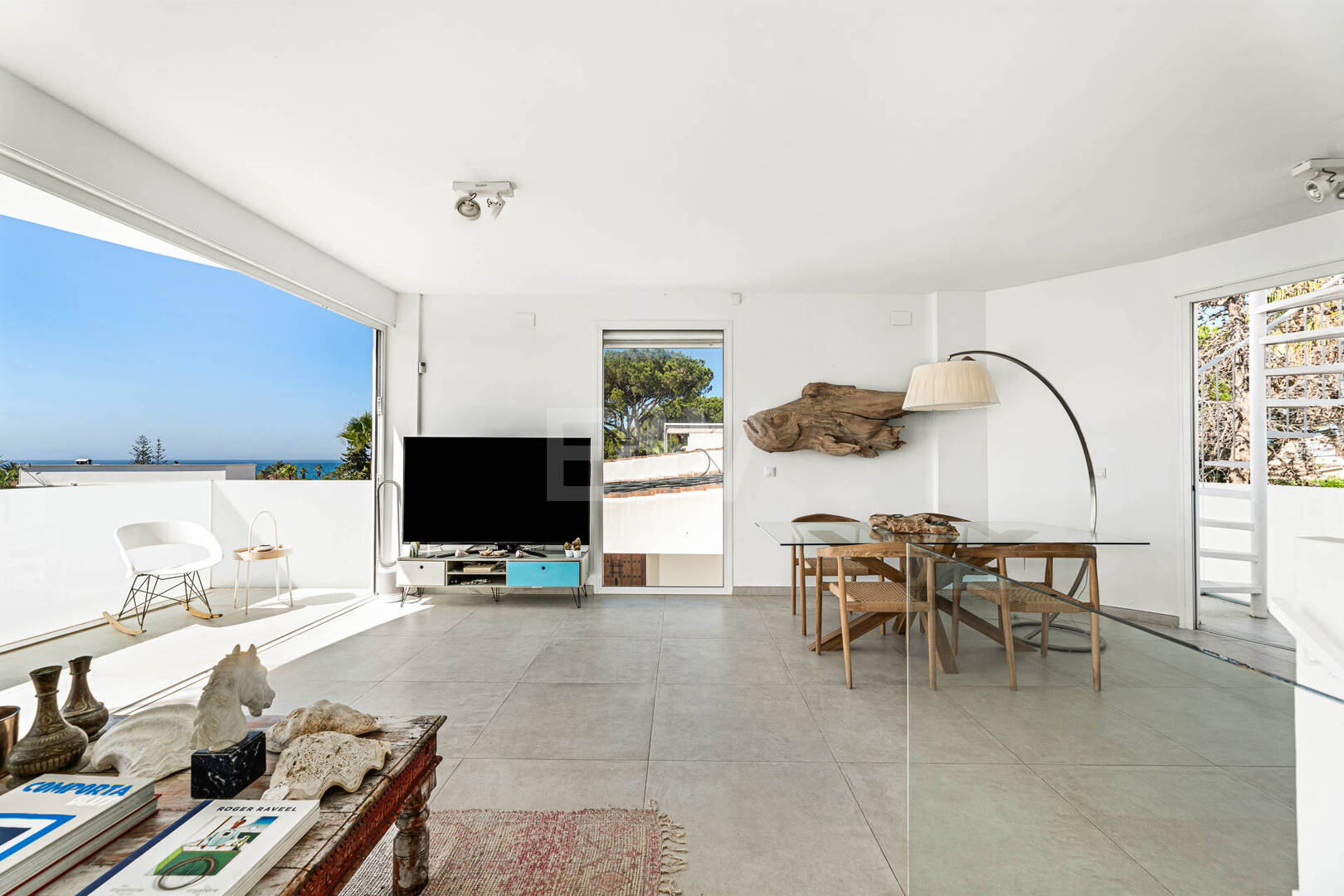 Villa moderna junto a la playa a 150 m del mar con excepcionales espacios exteriores en Marbesa