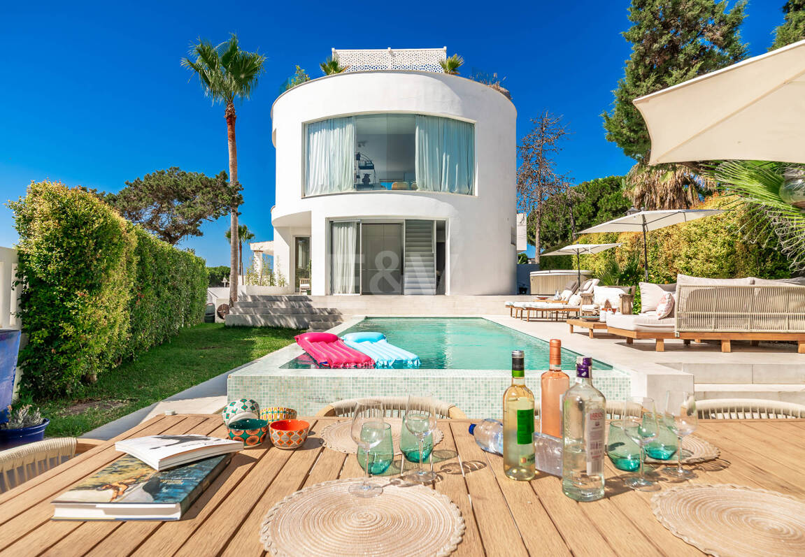 Villa moderna junto a la playa a 150 m del mar con excepcionales espacios exteriores en Marbesa