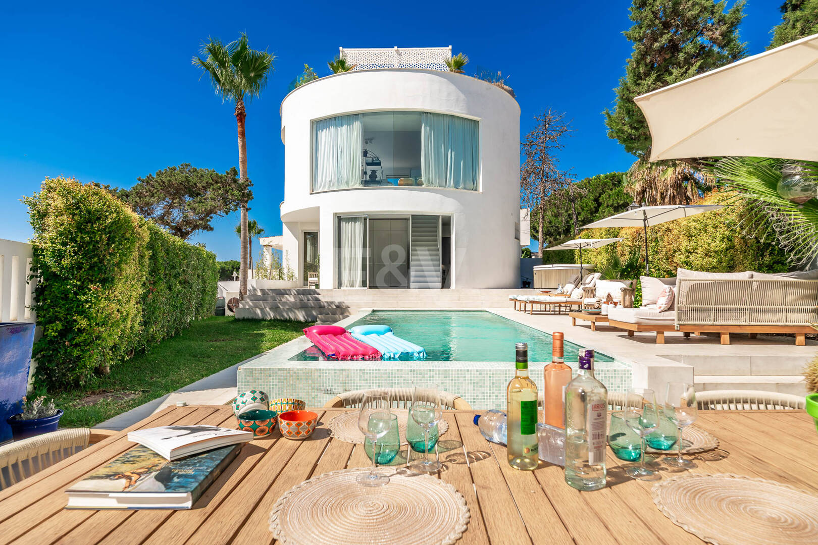 Villa moderna junto a la playa a 150 m del mar con excepcionales espacios exteriores en Marbesa