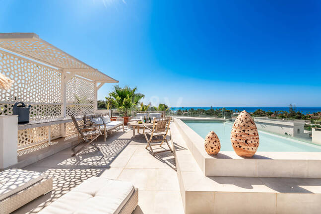 Villa moderna junto a la playa a 150 m del mar con excepcionales espacios exteriores en Marbesa