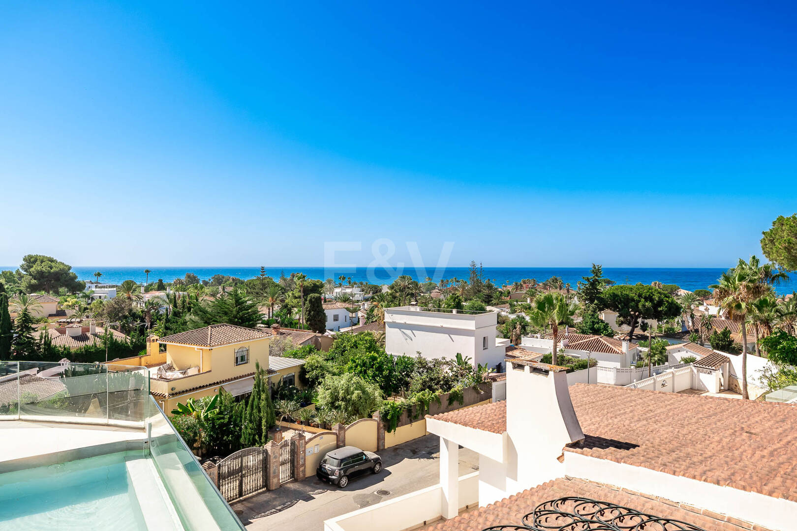 Villa moderna junto a la playa a 150 m del mar con excepcionales espacios exteriores en Marbesa