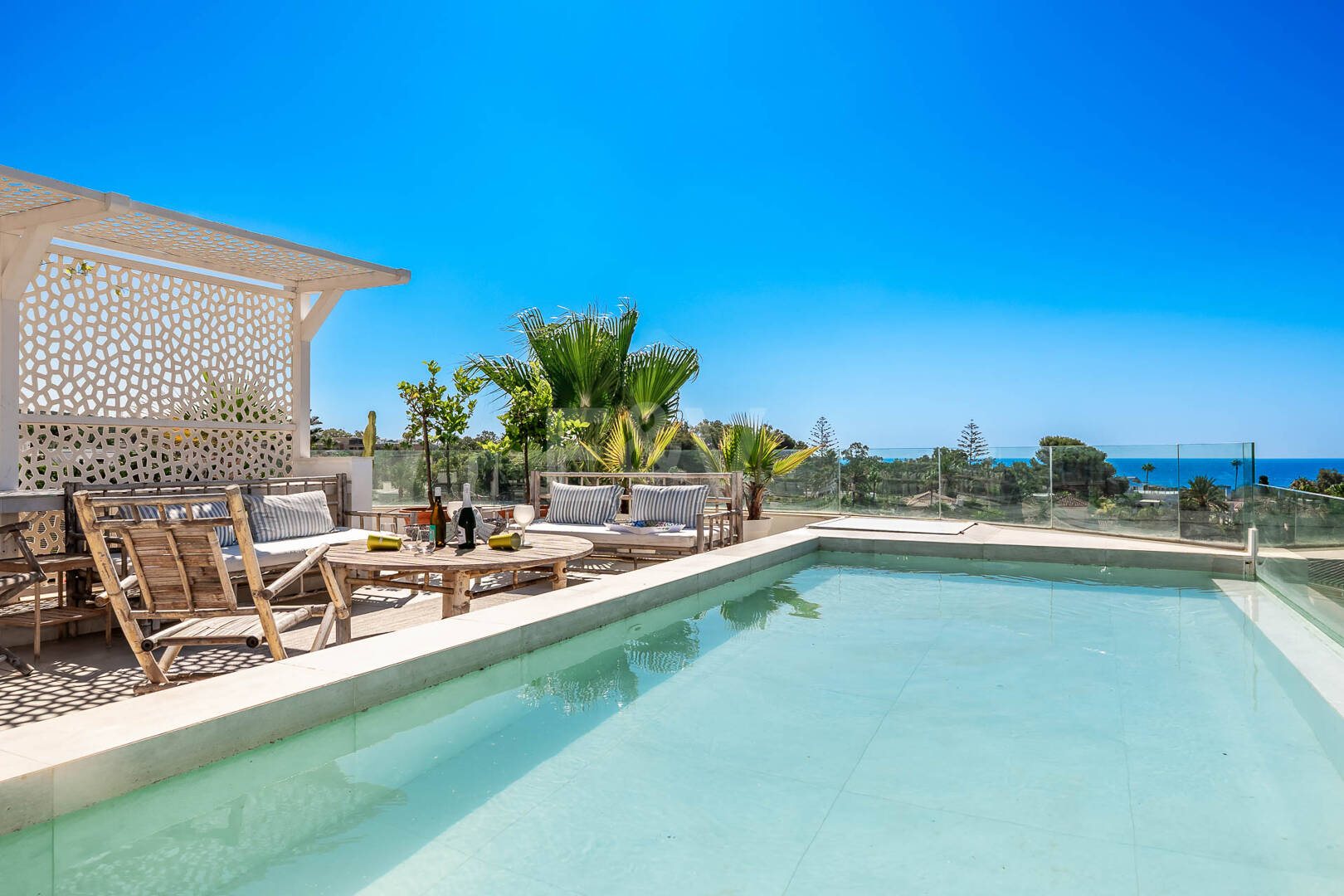 Villa moderna junto a la playa a 150 m del mar con excepcionales espacios exteriores en Marbesa