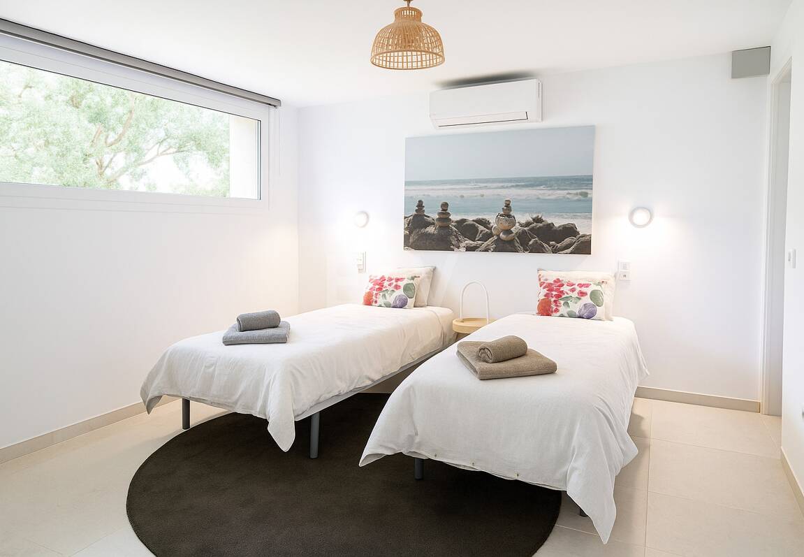 Villa moderna junto a la playa a 150 m del mar con excepcionales espacios exteriores en Marbesa