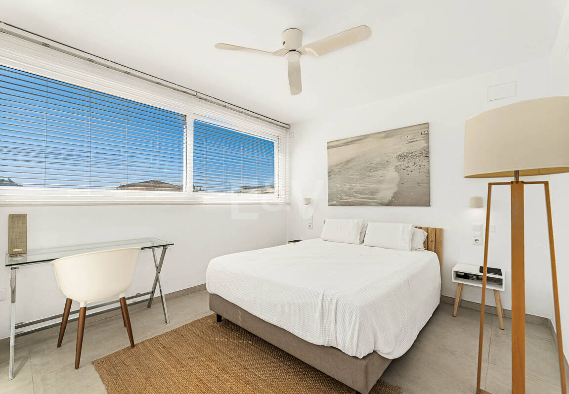 Villa moderna junto a la playa a 150 m del mar con excepcionales espacios exteriores en Marbesa