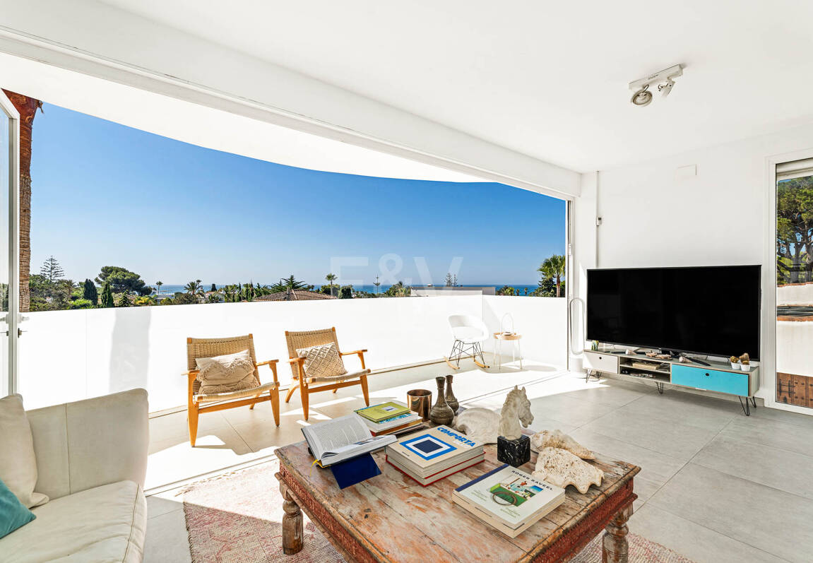 Villa moderna junto a la playa a 150 m del mar con excepcionales espacios exteriores en Marbesa