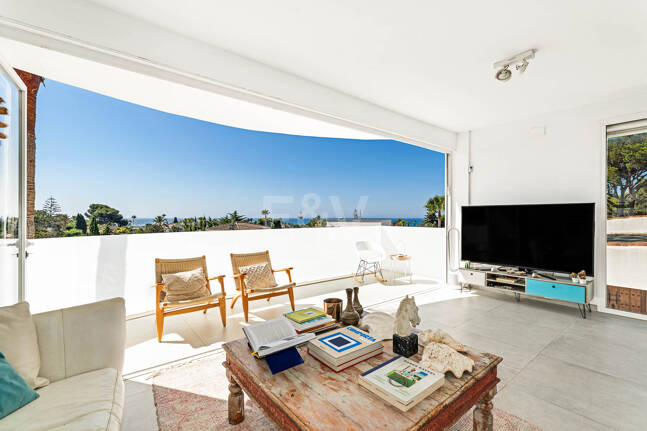 Villa moderna junto a la playa a 150 m del mar con excepcionales espacios exteriores en Marbesa