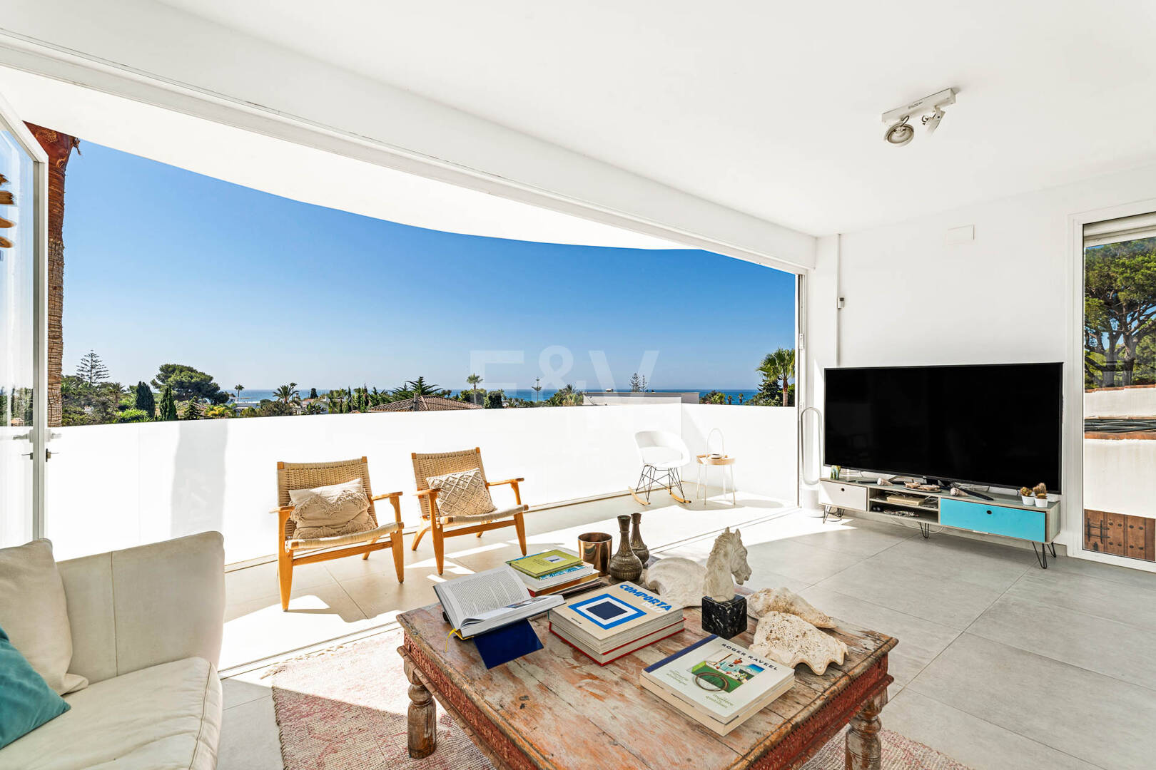 Villa moderna junto a la playa a 150 m del mar con excepcionales espacios exteriores en Marbesa