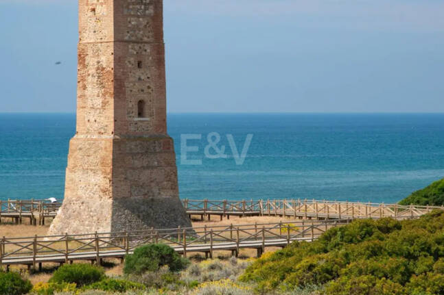 Villa moderna junto a la playa a 150 m del mar con excepcionales espacios exteriores en Marbesa