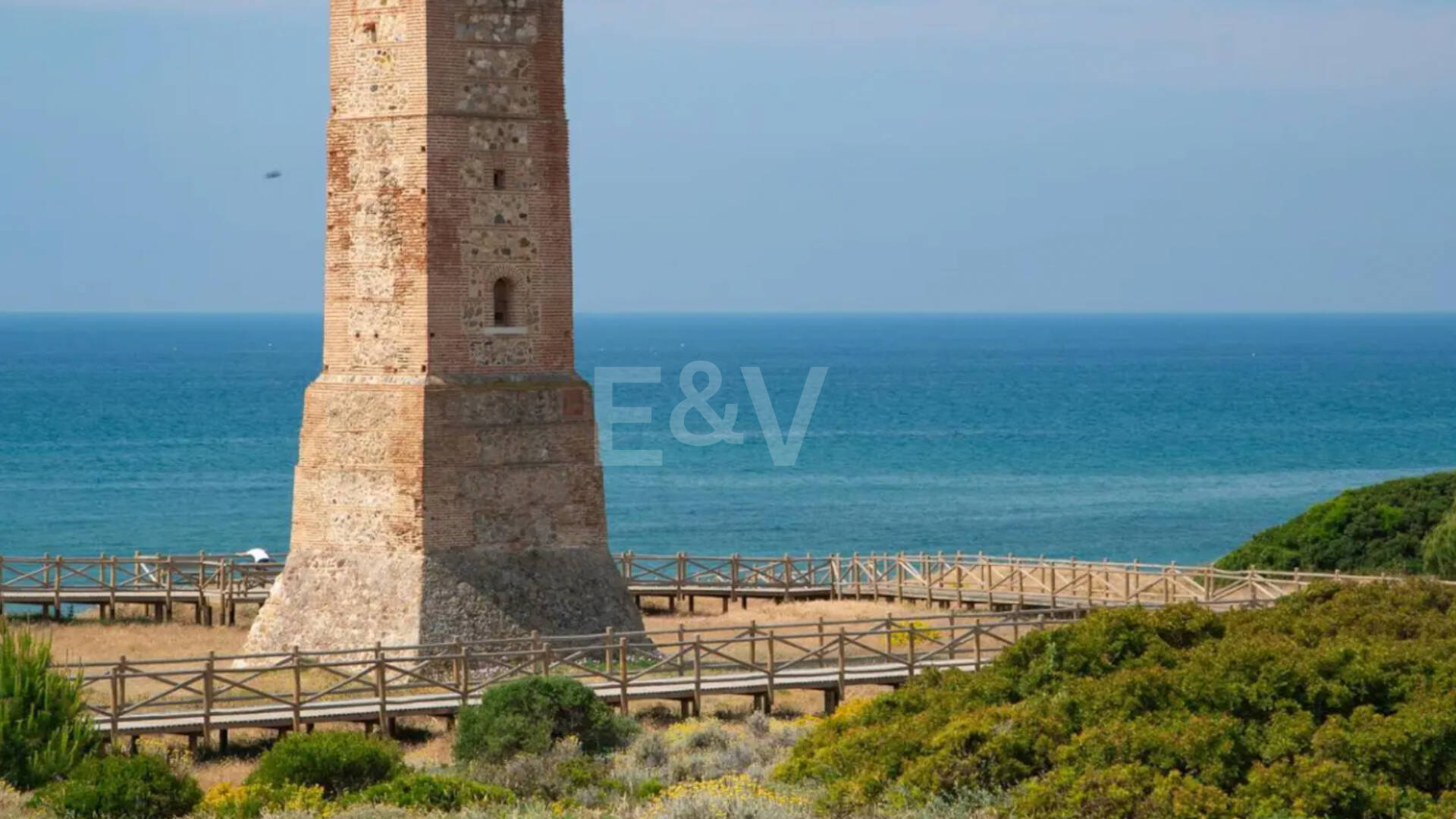 Villa moderna junto a la playa a 150 m del mar con excepcionales espacios exteriores en Marbesa