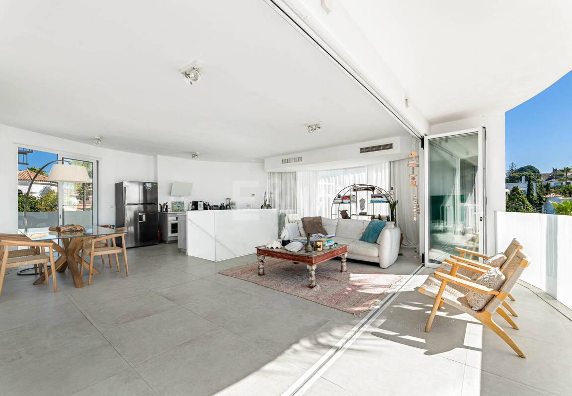 Villa moderna junto a la playa a 150 m del mar con excepcionales espacios exteriores en Marbesa