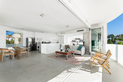 Villa moderna junto a la playa a 150 m del mar con excepcionales espacios exteriores en Marbesa