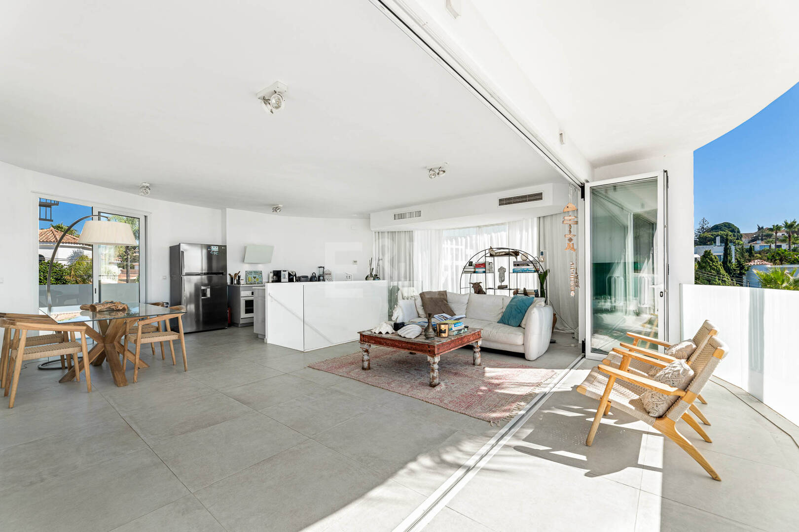 Villa moderna junto a la playa a 150 m del mar con excepcionales espacios exteriores en Marbesa