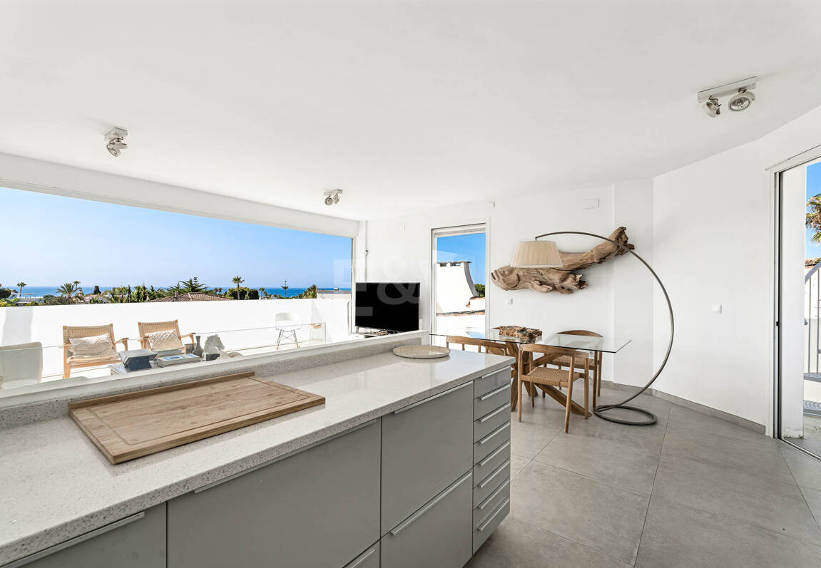 Villa moderna junto a la playa a 150 m del mar con excepcionales espacios exteriores en Marbesa