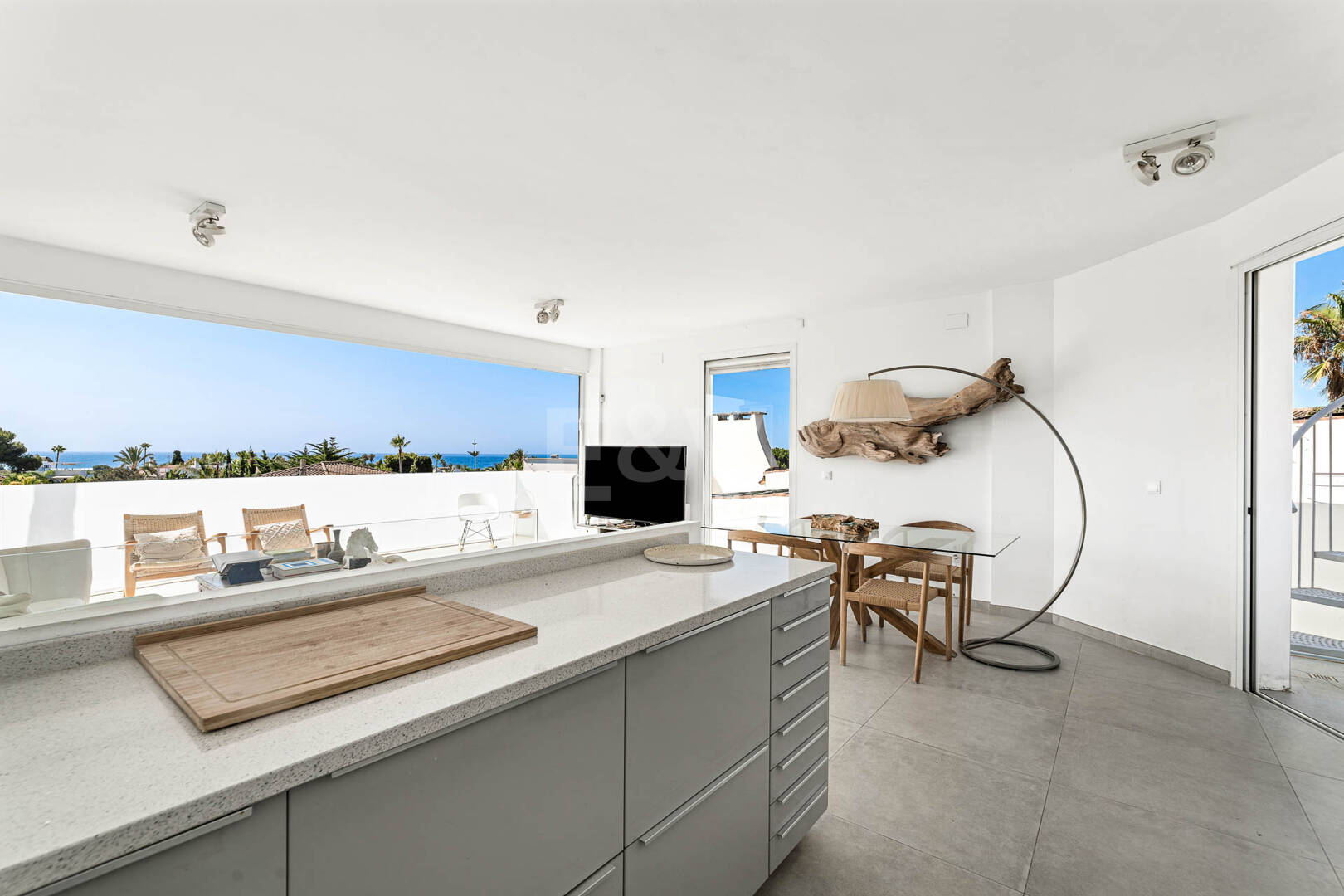 Villa moderna junto a la playa a 150 m del mar con excepcionales espacios exteriores en Marbesa