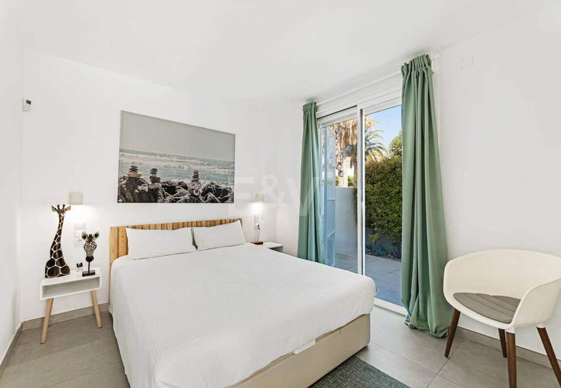 Villa moderna junto a la playa a 150 m del mar con excepcionales espacios exteriores en Marbesa