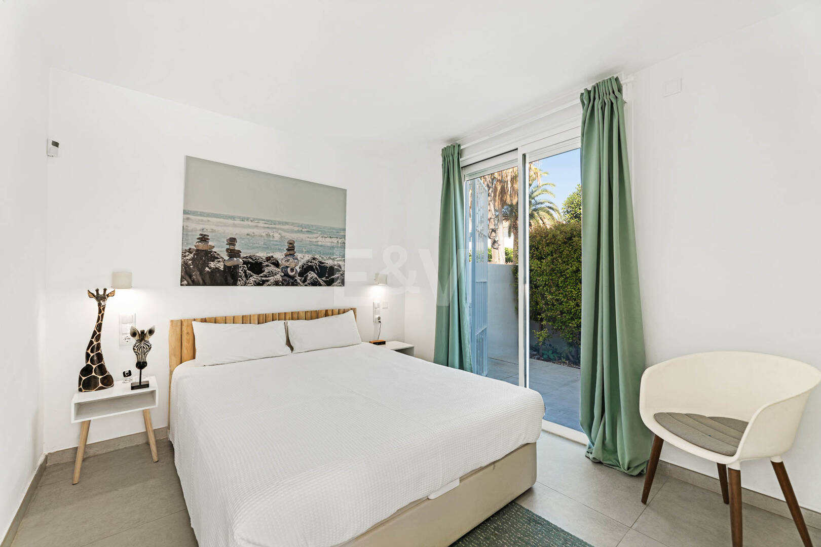 Villa moderna junto a la playa a 150 m del mar con excepcionales espacios exteriores en Marbesa