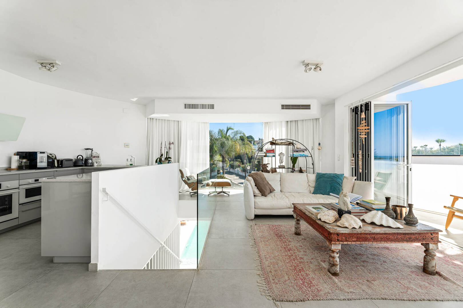 Villa moderna junto a la playa a 150 m del mar con excepcionales espacios exteriores en Marbesa