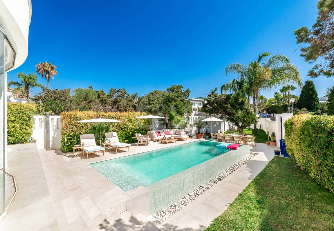 Villa moderna junto a la playa a 150 m del mar con excepcionales espacios exteriores en Marbesa