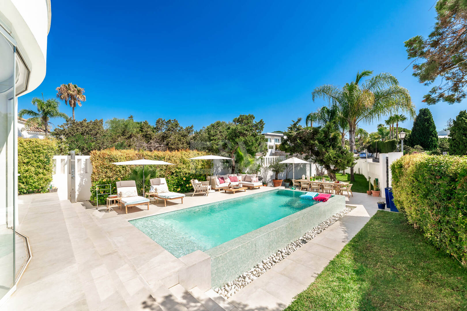 Villa moderna junto a la playa a 150 m del mar con excepcionales espacios exteriores en Marbesa