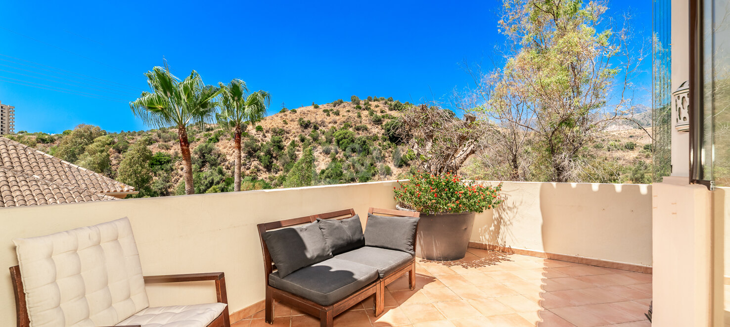 Peaceful 2-Bedroom Penthouse with Panoramic Mountain Views in Rio Real